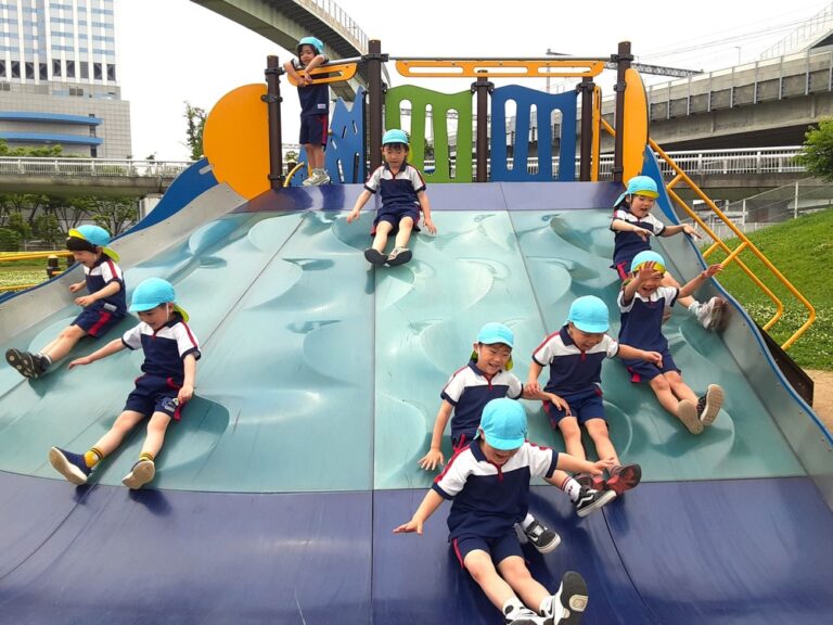 園外保育で泉佐野市りんくう公園の大型遊具で遊ぶ様子