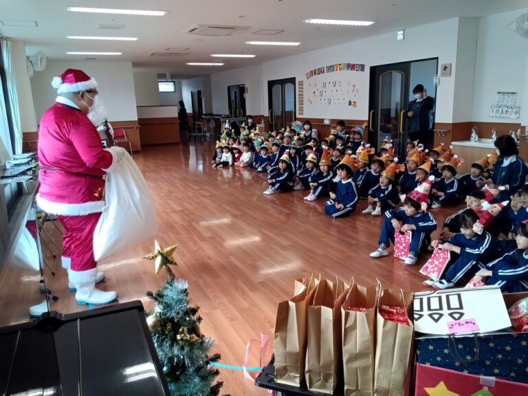 クリスマス会にサンタクロースがやってくる