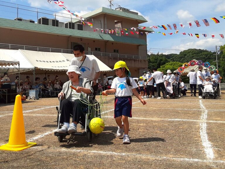 泉佐野市土丸にある老人ホームでの小運動会での高齢者との交流