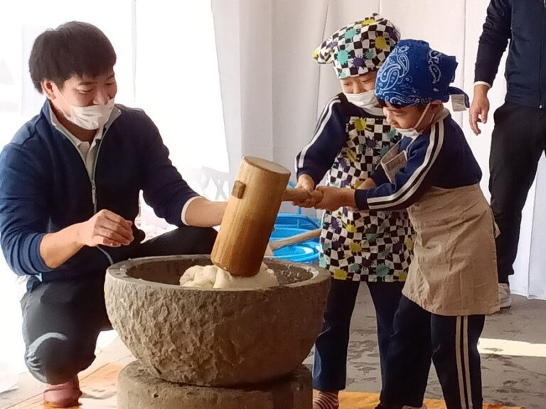 杵と臼を使う餅つき大会