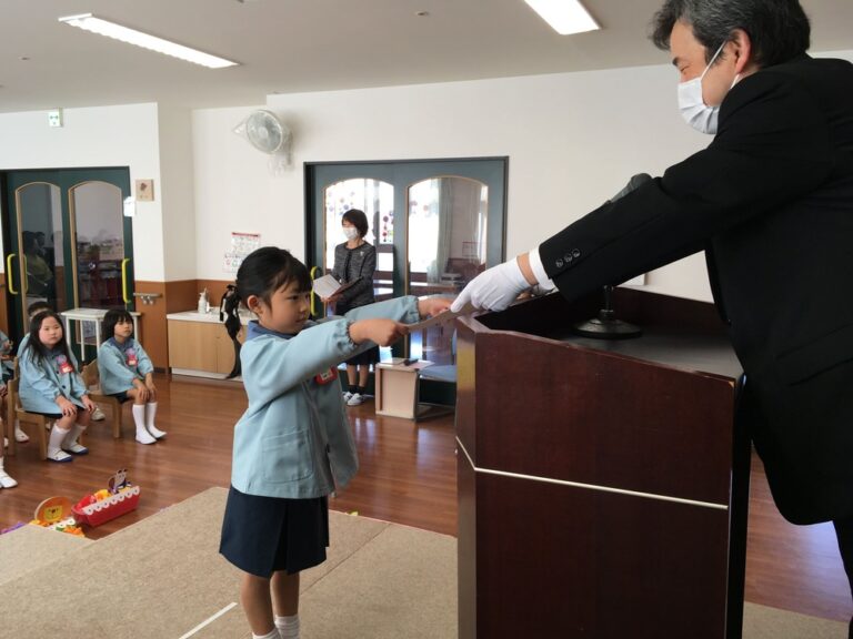 卒園式での卒園証書授与