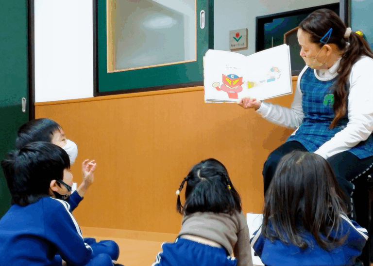 絵本読み聞かせの様子