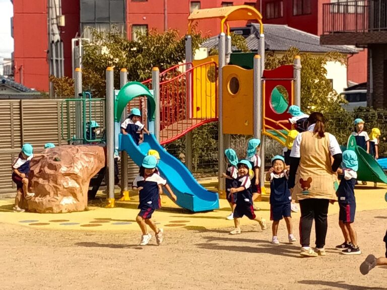 泉佐野市にある認定こども園泉ヶ丘こども園の園庭での保育の様子
